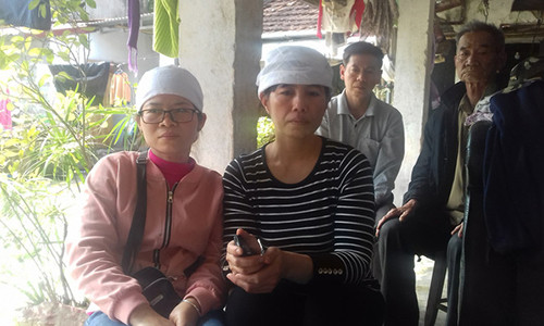 Chị Cao Thị Hồng (bên phải) và người thân cho biết những bất thường về cái chết của em mình. Ảnh: Ngọc Hưng