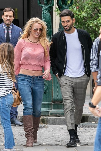 Ở tuổi U40 nhưng Britney Spears không ngại ngần diện những set đồ gợi cảm ra phố.