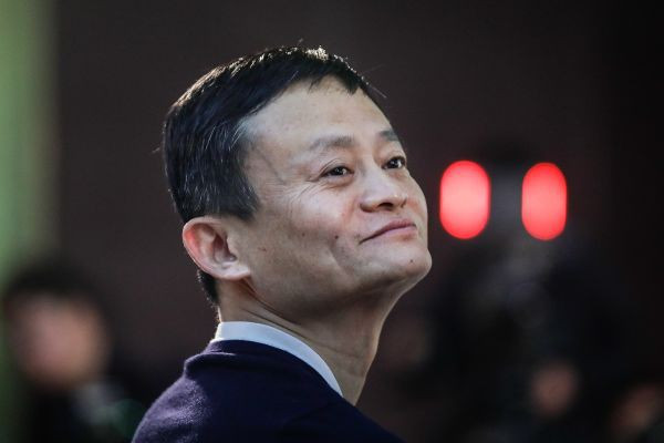 Jack Ma Tỷ phú Jack Ma, nhà sáng lập hãng thương mại điện tử Alibaba - Ảnh: Getty/CNBC. Giá trị tài sản ròng: 38,4 tỷ USD Loại xe sử dụng: Roewe RX5 SUV Giá của mẫu xe này loại cơ bản: 15.000 USD