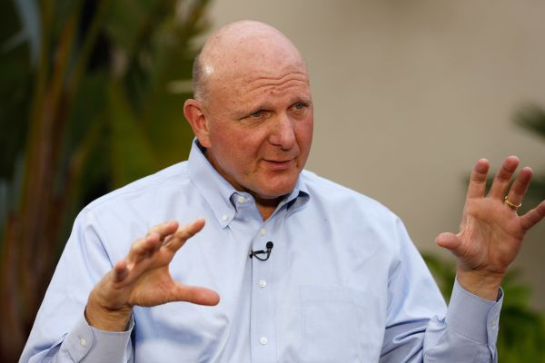 Steve Ballmer Tỷ phú Steve Ballmer, cựu CEO hãng phần mềm Microsoft - Ảnh: CNBC. Giá trị tài sản ròng: 41,9 tỷ USD Loại xe sử dụng: Ford Fusion Hybrid Giá của mẫu xe này loại cơ bản: 25.295 USD