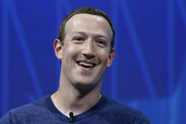 Mark ZuckerbergTỷ phú Mark Zuckerberg, nhà sáng lập mạng xã hội Facebook - Ảnh: Getty/CNBC. Giá trị tài sản ròng: 64,6 tỷ USD Loại xe sử dụng: Acura TSX Giá của mẫu xe này loại cơ bản: 30.635 USD