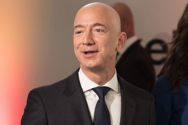 Jeff Bezos Tỷ phú Jeff Bezos, nhà sáng lập kiêm CEO hãng bán lẻ trực tuyến Amazon.com - Ảnh: Getty/CNBC. Giá trị tài sản ròng: 154,2 tỷ USD Loại xe sử dụng: Honda Accord Giá của mẫu xe này loại cơ bản: 16.995 USD