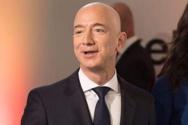 Jeff Bezos Tỷ phú Jeff Bezos, nhà sáng lập kiêm CEO hãng bán lẻ trực tuyến Amazon.com - Ảnh: Getty/CNBC. Giá trị tài sản ròng: 154,2 tỷ USD Loại xe sử dụng: Honda Accord Giá của mẫu xe này loại cơ bản: 16.995 USD