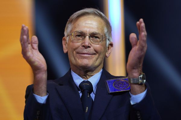 Jim Walton Tỷ phú Jim Walton, một trong những người thừa kế nhà Walton, gia tộc sáng lập hãng bán lẻ Walmart - Ảnh: Getty/CNBC. Giá trị tài sản ròng: 45,2 tỷ USD Loại xe sử dụng: Dodge Dakota Giá của mẫu xe này loại cơ bản: 8.845 USD