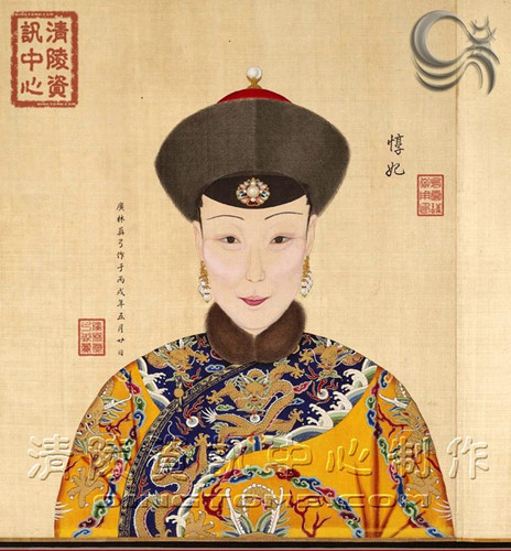 Đôn phi Uông thị: Đôn phi Uông thị là người Mãn Châu, con gái của Đô thống Tứ Cách. Bà sinh vào năm Càn Long thứ 11 (1746). Ngày 18/10 năm Càn Long thứ 28 (1763), Uông thị nhập cung, được phong là “Vĩnh thường tại”. Khi đó bà mới 17 tuổi, còn Hoàng đế đã 52 tuổi. Năm Càn Long thứ ba mươi sáu (1771), bà được tấn phong là “Vĩnh Quý nhân”, sau đó là “Vĩnh tần”. Ba năm sau, bà được tấn phong là “Đôn phi”. Bức họa chân dung của bà cũng được vẽ vào thời điểm này.