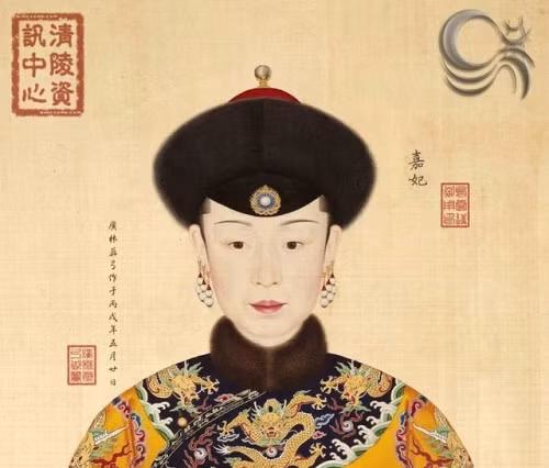 Thục Gia Hoàng Quý phi Kim thị: Gia phi – tức Thục Gia Hoàng Quý phi Kim thị. Khi mới vào cung, Kim thị được phong làm Quý nhân. Tháng 12 năm Càn Long thứ 2 (1737) bà được phong là “Gia tần”. Năm Càn Long thứ tư, Kim thị hạ sinh tứ Hoàng tử Vĩnh Thành. Sau đó, vào tháng năm Càn Long thứ sáu, bà được tấn phong làm “Gia phi”. Bức họa chân dung của bà cũng được vẽ vào thời điểm tấn phong này. Vào năm Càn Long thứ 13 (1748), bà được tấn phong làm “Gia Quý phi”. Sau đó vào năm Càn Long thứ mười bảy (1751), bà sinh hạ Thập nhất Hoàng tử.