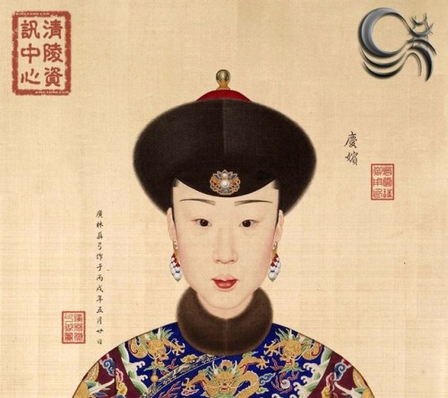 Khánh Cung Hoàng Quý phi Lục thị: “Khánh tần” tức Hoàng Quý phi Lục thị, là con gái của Lục Sỹ Long. Bà sinh vào ngày 24 tháng 6 năm Ung Chính thứ 2 (1724). Năm Càn Long thứ 5, Lục thị nhập cung, được phong làm Quý nhân. Tháng 6 năm Càn Long thứ 16 (1740) được phong “Khánh tần”. Bức họa chân dung của bà được vẽ vào thời điểm này. Năm Càn Long thứ 24 (1759), Lục thị được tấn phong làm “Khánh phi”. Bà được phong làm “Khánh Quý phi” vào năm Càn Long thứ ba mươi ba. Năm Càn Long thứ 39 ( 1774 ), bà qua đời, thọ 51 tuổi, không có con cái. Bà là dưỡng mẫu của Thanh Nhân Tông Gia Khánh đế, được ông đánh giá là người mẹ “dưỡng dục chu toàn”, “hiền hậu như mẹ đẻ”. Khi bà mất, tang lễ được tổ chức vô cùng long trọng, được truy phong làm “Khánh Cung Hoàng Quý phi”.