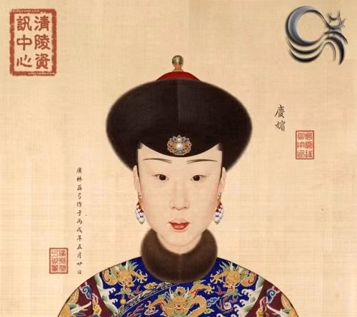 Khánh Cung Hoàng Quý phi Lục thị: “Khánh tần” tức Hoàng Quý phi Lục thị, là con gái của Lục Sỹ Long. Bà sinh vào ngày 24 tháng 6 năm Ung Chính thứ 2 (1724). Năm Càn Long thứ 5, Lục thị nhập cung, được phong làm Quý nhân. Tháng 6 năm Càn Long thứ 16 (1740) được phong “Khánh tần”. Bức họa chân dung của bà được vẽ vào thời điểm này. Năm Càn Long thứ 24 (1759), Lục thị được tấn phong làm “Khánh phi”. Bà được phong làm “Khánh Quý phi” vào năm Càn Long thứ ba mươi ba. Năm Càn Long thứ 39 ( 1774 ), bà qua đời, thọ 51 tuổi, không có con cái. Bà là dưỡng mẫu của Thanh Nhân Tông Gia Khánh đế, được ông đánh giá là người mẹ “dưỡng dục chu toàn”, “hiền hậu như mẹ đẻ”. Khi bà mất, tang lễ được tổ chức vô cùng long trọng, được truy phong làm “Khánh Cung Hoàng Quý phi”.