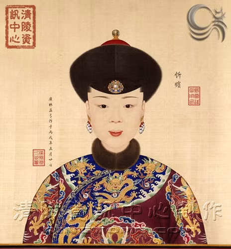 Hân Quý phi Đới Giai thị: Hân tần – tức Hân Quý phi Đới Giai thị - là con gái của Tổng đốc Tô Đồ, người gốc Mãn Châu. Vào năm Càn Long thứ mười tám (1754) Đái Giai thị nhập cung. Đến năm Càn Long thứ 19, bà được tấn phong làm “Hãn tần”. Bức chân dung của bà cũng được vẽ vào thời điểm này.Vào năm Càn Long thứ hai mươi tám (1763) bà được tấn phong làm “Hãn phi”. Vào tháng 11 cùng năm này, bà qua đời. Tang lễ của bà được tổ chức theo nghi lễ dành cho Quý phi.