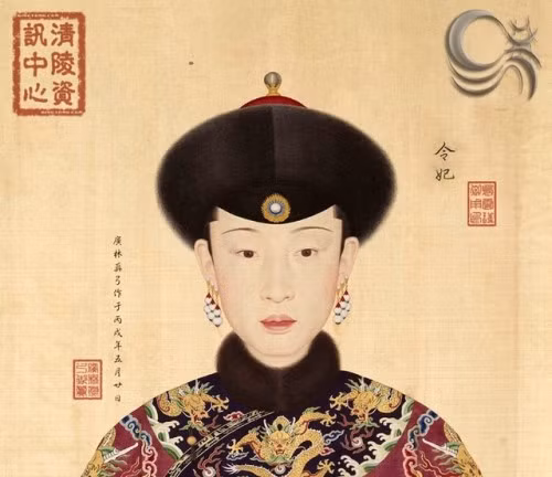 Hiếu Nghi Thuần Hoàng hậu Ngụy thị: Lệnh phi – tức Hiếu Nghi Thuần Hoàng hậu Ngụy thị là con gái của Nội quản Ngụy Thanh Thái. Tháng 4 năm Càn Long thứ 14 (1749), bà được tấn phong là “Lệnh phi”. Bức chân dung của bà cũng được vẽ vào thời điểm này. Tiếp đó vào năm Càn Long thứ 30, Ngụy thị lại được tấn phong làm “Hoàng Quý phi”. Hoàng Quý phi Ngụy thị sinh được sáu người con. Hoàng tử Ngung Diễm (Hoàng đế Gia Khánh) là một trong số đó. Tháng 9 năm Càn Long thứ 60, Ngung Diễm được sắc phong làm Hoàng thái tử. Tháng mười năm đó, Lệnh Ý Hoàng Quý phi Ngụy thị được truy phong là Hiếu Nghi Thuần Hoàng hậu.