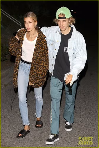  Justin Bieber khoác vai bạn gái - người mẫu Hailey Baldwin đầy tình cảm khi đi ăn tối tại một nhà hàng Nhật ở Los Angeles vào ngày 28/8 vừa qua.