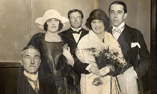 Sidney (ngoài cùng bên phải) và đám cưới với diễn viên nổi tiếng năm 1923.