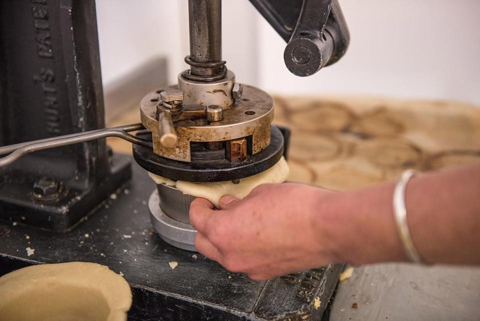 Vicky làm thủ công tất cả những chiếc bánh này