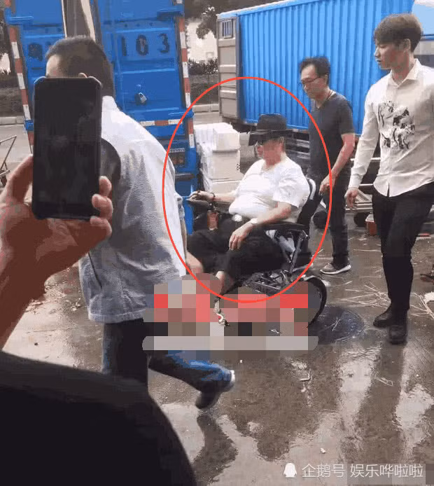 Hong Kim Bao U70 phai ngoi xe lan di cho-Hinh-2