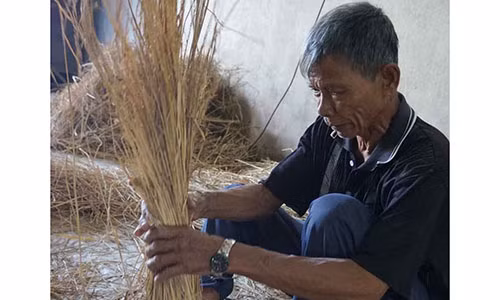 Nghề bện rơm xuất khẩu sang Nhật Bản góp phần giải quyết việc làm cho lao động nhàn rỗi ở nông thôn huyện Thủ Thừa (Long An) một cách hiệu quả. Từ đó, họ có thêm nguồn thu nhập trang trải cuộc sống, ổn định kinh tế gia đình.