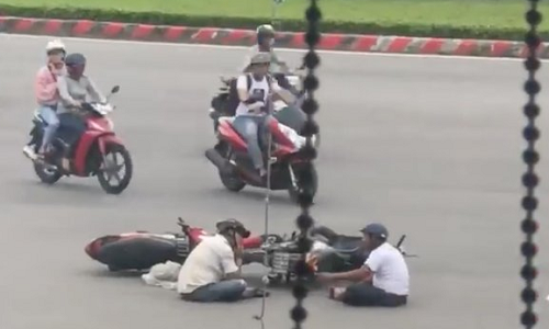 Sau va cham giao thong, hai tai xe thoai mai ngoi tam su giua duong