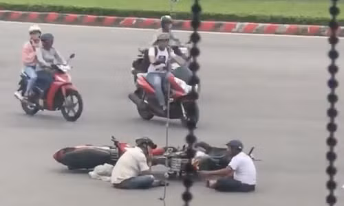 Sau va cham giao thong, hai tai xe thoai mai ngoi tam su giua duong