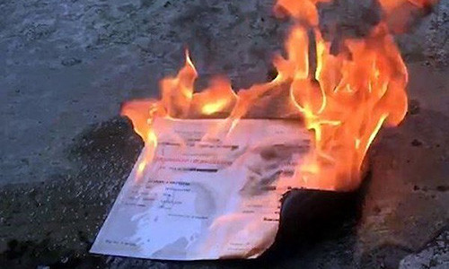 Cựu sinh viên đã đốt bằng tốt nghiệp đại học do bức xúc với gia đình.