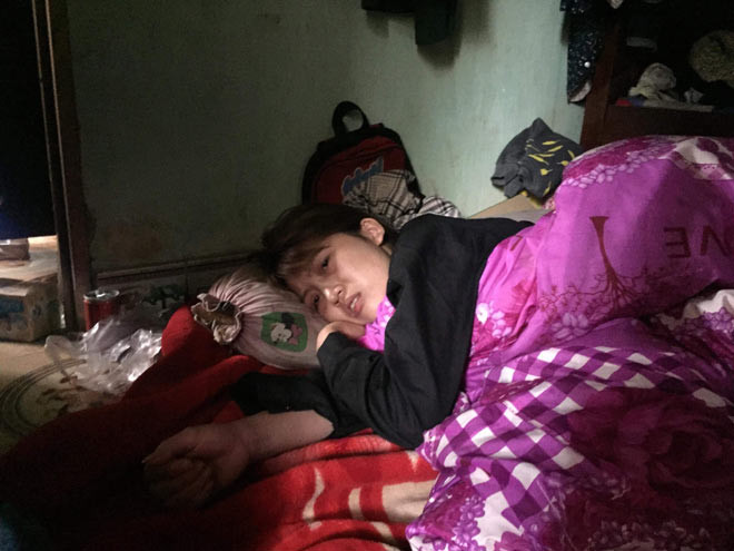 Sau khi con trai bị sát hại, chị Hoa suy kiệt sức khỏe nên nằm liệt giường.