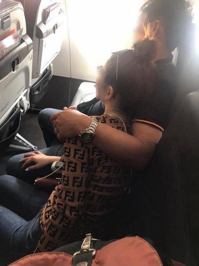 Phat hien cap doi ngoai tinh chi sau 1 cau noi tren may bay-Hinh-2