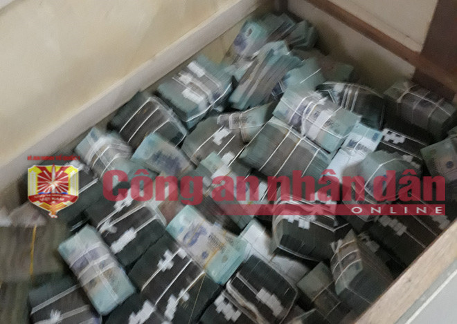 Lực lượng Công an phải phối hợp với Kho bạc và cơ quan chức năng kiểm điếm hàng chục tiếng đồng hồ mới hết số tiền của các đối tượng. Ảnh: Báo Công an Nhân dân