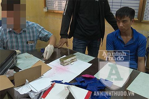 Đối tượng Phạm Anh Tuấn cùng số ma túy bị thu giữ.