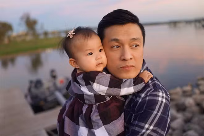 Hình ảnh Lam Trường và con gái Yên Lam vừa chào đời gần 10 tháng.