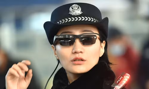 Nữ cảnh sát Trung Quốc với chiếc kính râm nhận diện khuôn mặt. (Nguồn: phoneradar.com)