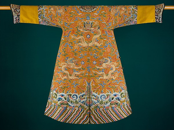 Tuỳ vào tình hình thời tiết mà sẽ có áo lót bên trong hay không và sẽ làm bằng những chất liệu khác nhau như lụa, da thuộc hay vải sợi.