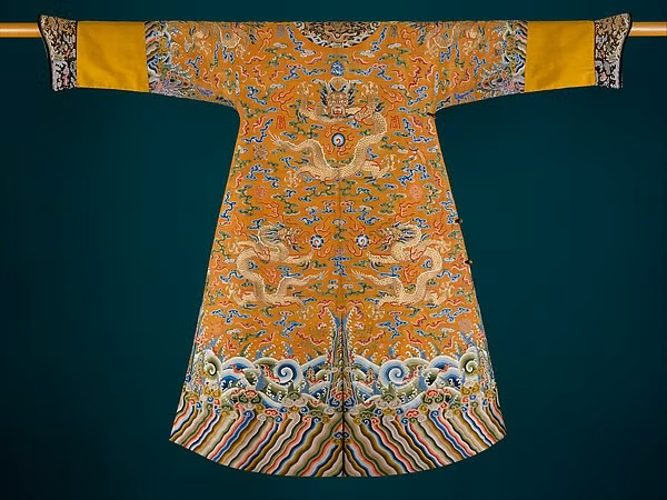 Tuỳ vào tình hình thời tiết mà sẽ có áo lót bên trong hay không và sẽ làm bằng những chất liệu khác nhau như lụa, da thuộc hay vải sợi.