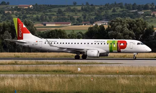 Hon 100 hanh khach mac ket vi phi cong lam dieu nay