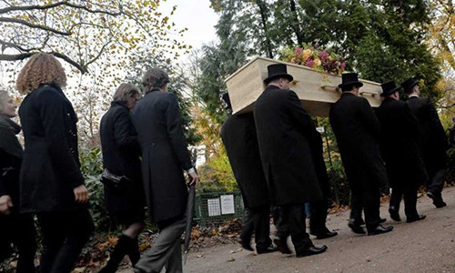 Nhiều người thuê dịch vụ khóc thuê nếu không đến dự đám tang được.