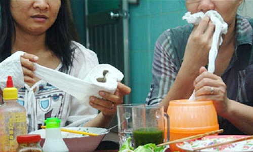 Dùng giấy vệ sinh để lau miệng thay chức năng giấy ăn gây nguy hại cho sức khỏe. Ảnh minh họa