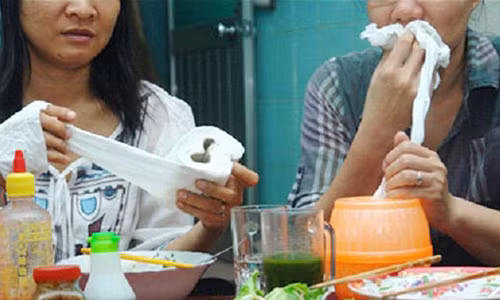 Dùng giấy vệ sinh để lau miệng thay chức năng giấy ăn gây nguy hại cho sức khỏe. Ảnh minh họa