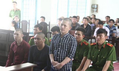 Vu an tat axit hai co gai o Can Tho: Danh nhau tai phien toa xet xu