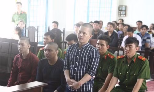 Vu an tat axit hai co gai o Can Tho: Danh nhau tai phien toa xet xu