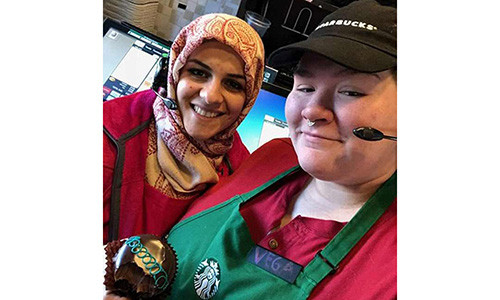 Vega Blossom (phải) đã mua toàn bộ số bánh cupcake trong cửa hàng để dạy cho người phụ nữ chế giễu mình một bài học.