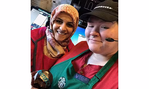 Vega Blossom (phải) đã mua toàn bộ số bánh cupcake trong cửa hàng để dạy cho người phụ nữ chế giễu mình một bài học.