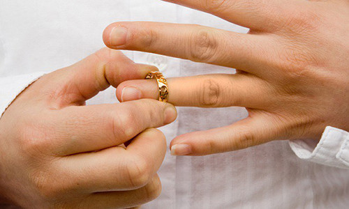 Ký đơn và tháo nhẫn là một cảm giác thật sự giải thoát. (Ảnh minh họa)