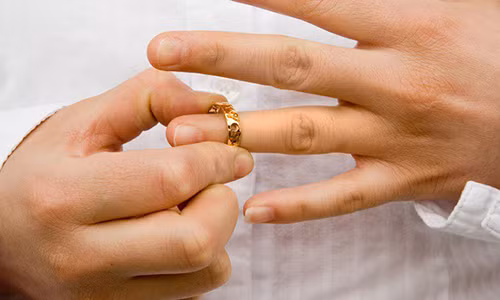 Ký đơn và tháo nhẫn là một cảm giác thật sự giải thoát. (Ảnh minh họa)