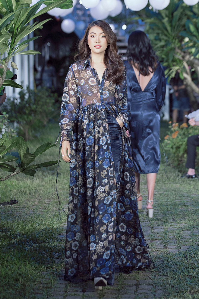 Mẫu thiết kế chuẩn với áo lót và quần mặc trong do Á hậu Lệ Hằng trình diễn. Ảnh: Kiếng Cận.