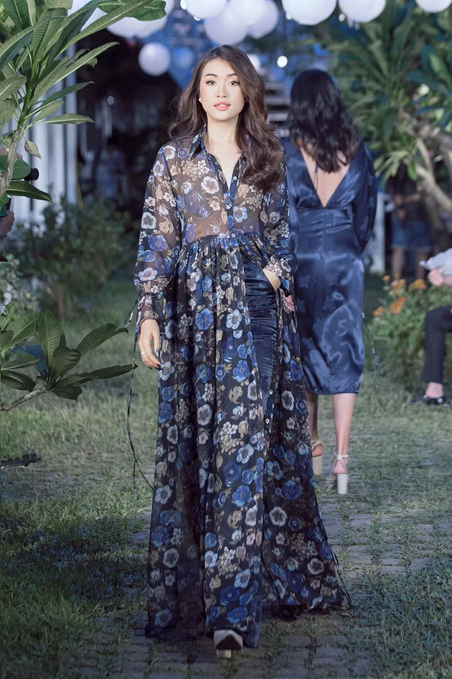 Mẫu thiết kế chuẩn với áo lót và quần mặc trong do Á hậu Lệ Hằng trình diễn. Ảnh: Kiếng Cận.