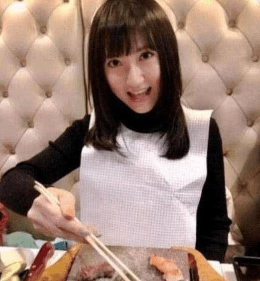 Nguyên đơn là một phụ nữ xinh đẹp ngoài 30 tuổi, đang làm trong ngành truyền hình.