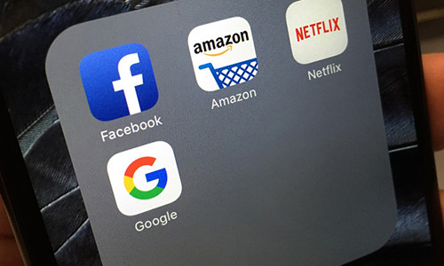 Những dịch vụ như hoàn toàn có thể định hướng suy nghĩ của chúng ta. Ảnh: The Verge.