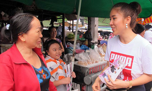 Lê Phương cùng các thành viên trong đoàn làm phim "Gạo nếp, gạo tẻ" tới giao lưu cùng các tiểu thương tại một khu chợ ở TP.HCM.