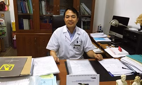 PGS.TS. Phạm Bá Nha trải lòng về nghề đặc biệt của mình. Ảnh H. Thúy