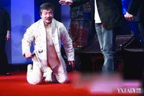 Rất nhiều người trong nghề đã xác nhận chuyện Thành Long bị bắt quỳ là sự thật.