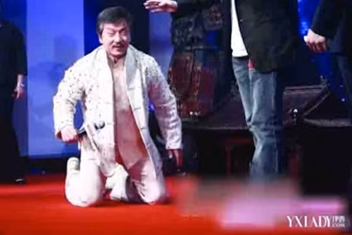 Rất nhiều người trong nghề đã xác nhận chuyện Thành Long bị bắt quỳ là sự thật.