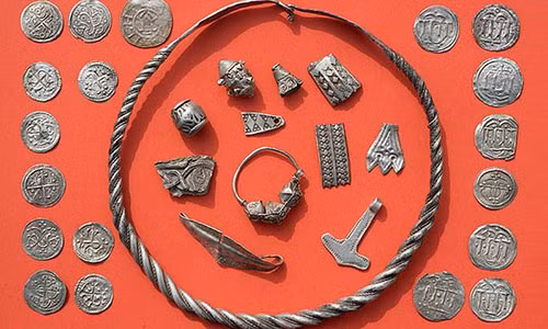 Một số cổ vật được tìm thấy bao gồm vòng, nhẫn và cả chiếc búa mô phỏng theo búa thần Thor. Ảnh: Associated Press