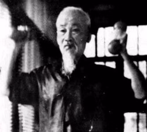 Sinh thời Bác Hồ từng nói: “Mỗi một người dân yếu, tức là cả nước yếu, mỗi một người dân mạnh khỏe, tức là cả nước mạnh khỏe. Việc rèn luyện tập thể dục, bồi bổ sức khỏe là bổn phận của mỗi người dân yêu nước”. Lời dạy đó của Người như thôi thúc mỗi người dân Việt suốt mấy chục năm qua. Nhân dịp kỷ niệm 125 năm ngày sinh của Bác, chúng ta cùng nhìn lại những hình ảnh Bác Hồ đánh võ, tập tạ rèn luyện sức khỏe vô cùng quý giá. Ảnh: edu